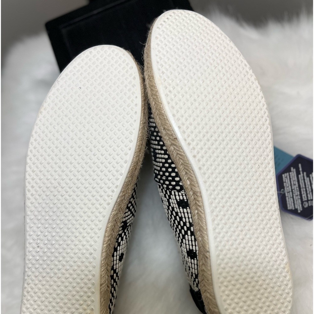 TOMS Slip On Women's Size 8.5 Classics Black White Geometric Print Espadrille - Picture 9 of 11